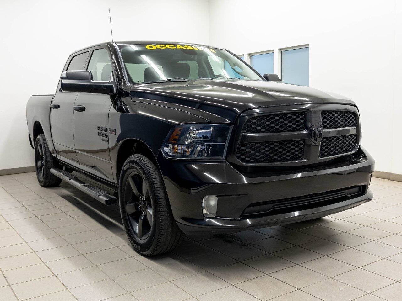 Ram 1500 Classic NIGHT CREW 4X4 V8 *SIÈGES CHAUFF* CARPLAY 3.92 2023 Noir Saint-Jérôme - photo #8