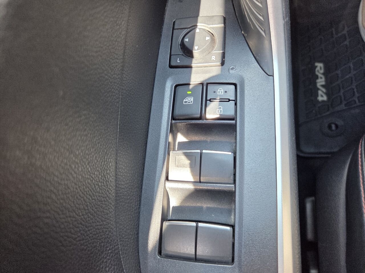 Toyota RAV4 PRIME 2021 Blanc Mont-Laurier - photo #16