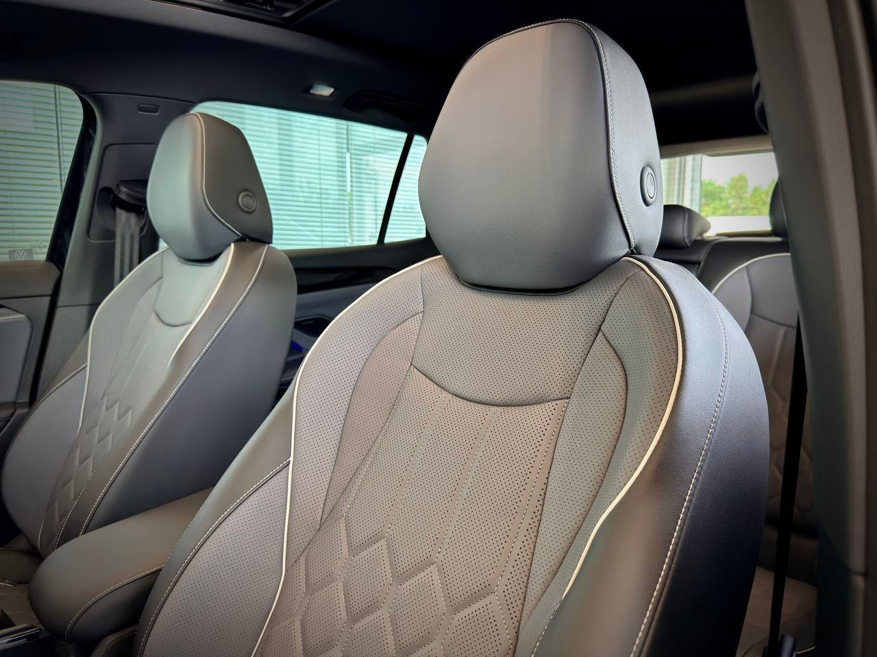 2026 Volkswagen Tiguan Black Notre-Dame-des-Prairies - photo #11