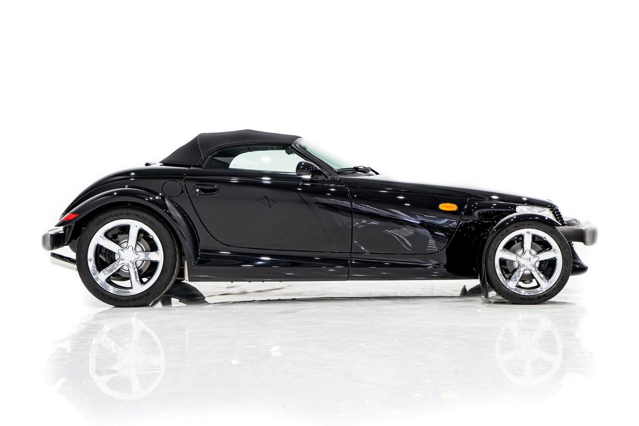 Plymouth Prowler Desirable Black Colour with only 7,611KM (4756mi) from new **PRICE IN USD** 1999 Noir Montréal - photo #23