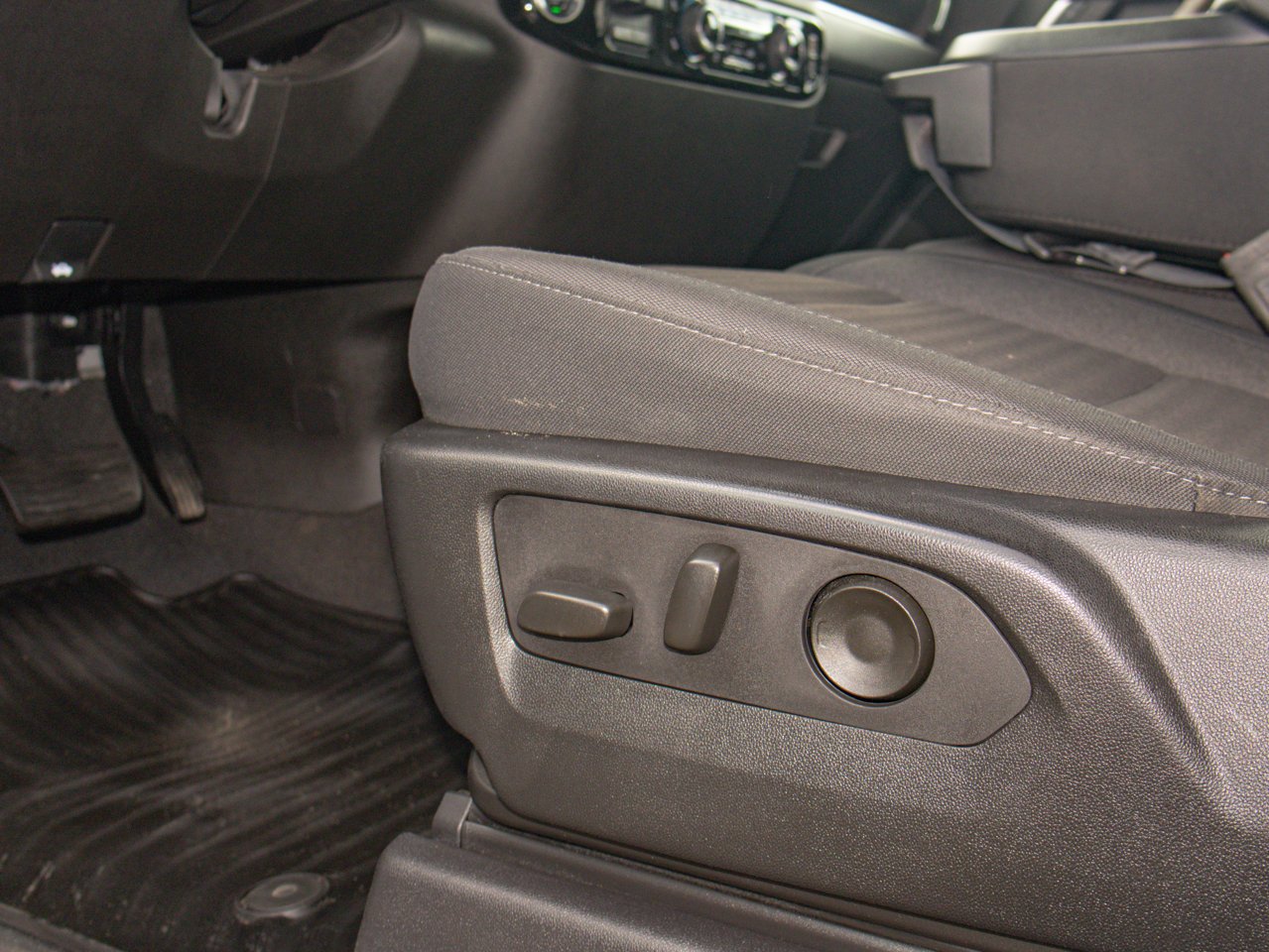 2025 Chevrolet Silverado 1500 4WD Crew Cab 147 LT White Sherwood Park - photo #17