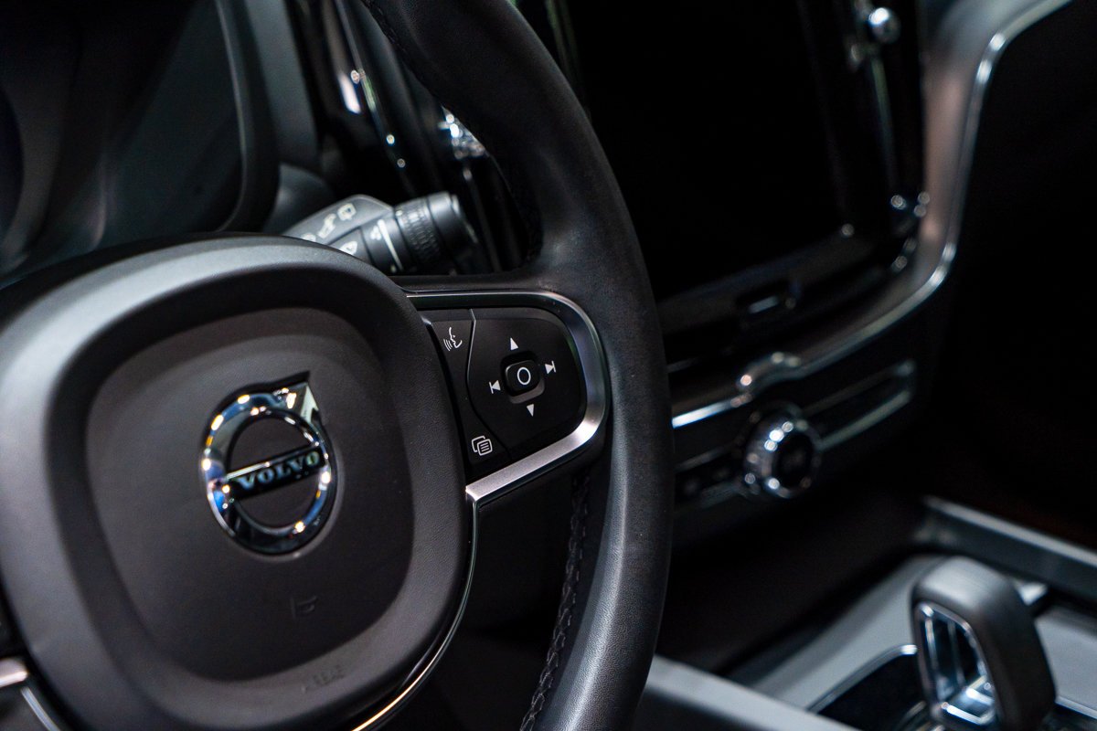2022 Volvo XC60 B5 MOMENTUM HARMAN KARDON Grey Montreal - photo #9