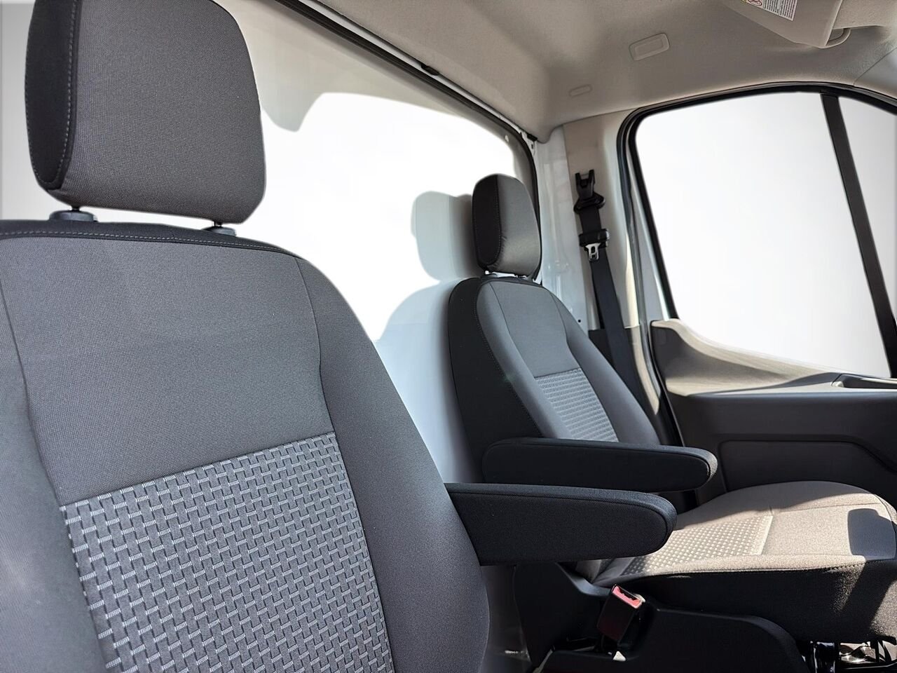 Ford Transit fourgon tronqué 26520 | BASE 2026 Blanc Oxford Saint-Jérôme - photo #6