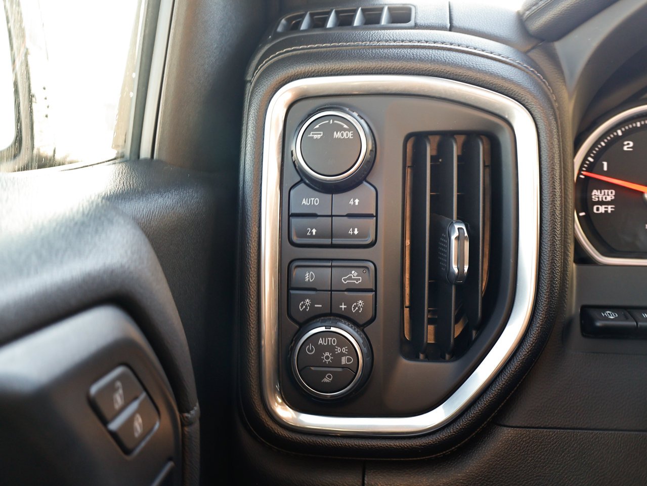 2020 Chevrolet Silverado 1500 4WD Crew Cab 147 High Country White Sherwood Park - photo #19