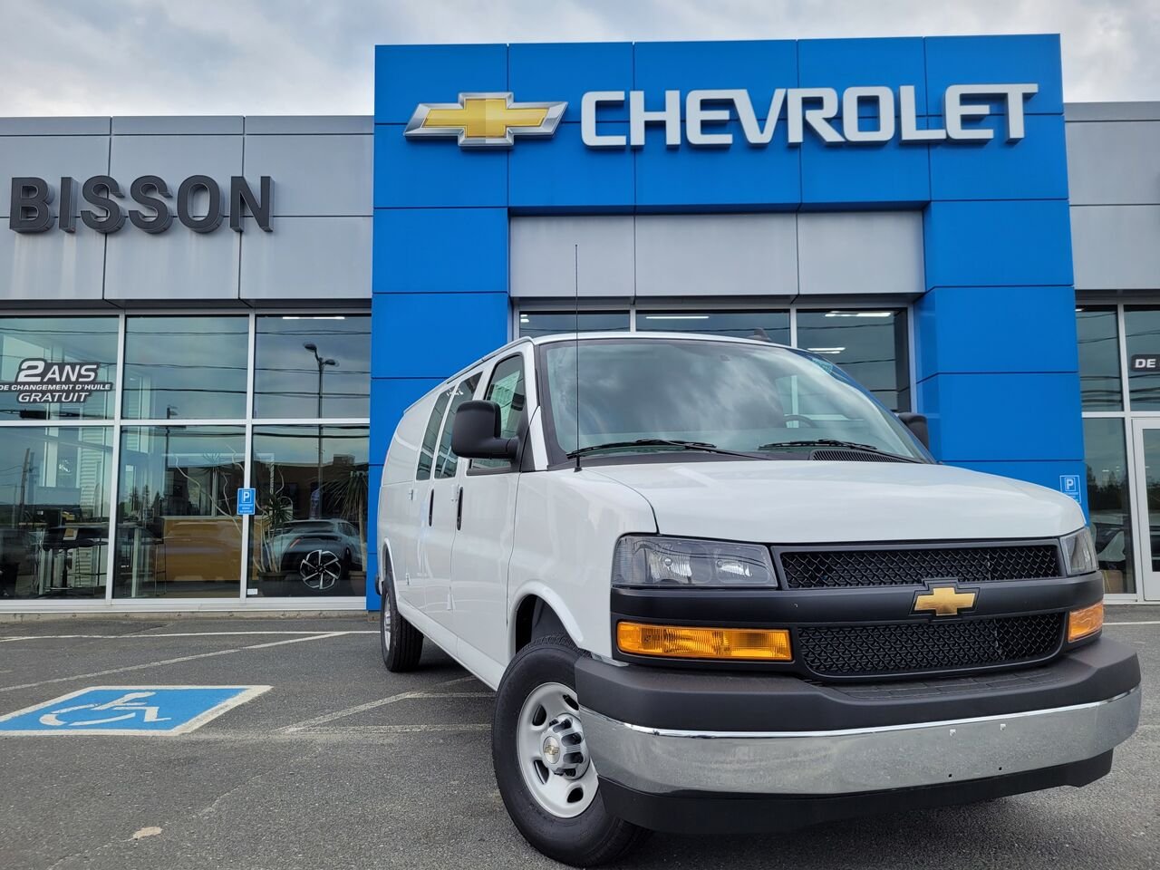 Chevrolet Fourgonnette Express utilitaire Traction arrière 2500 155 po 2025 BLANC SOMMET Thetford Mines - photo #1