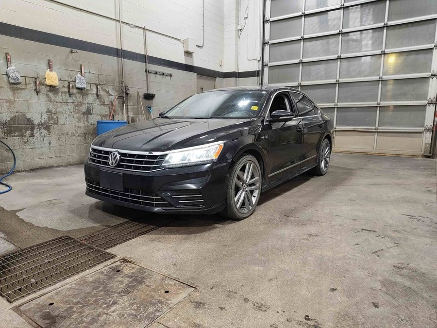 2018 Volkswagen Passat Highline R-Line 2.0T Auto | Sunroof | Navigation Black