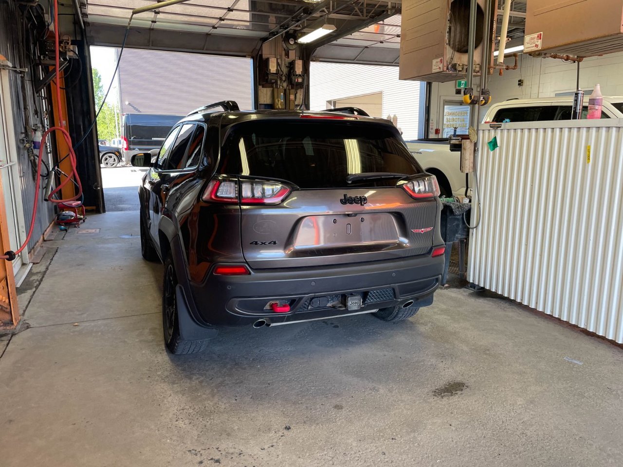 Jeep Cherokee TRAILHAWK 4X4 *CUIR* GR REMORQ *SIEGES VENTIL* NAV 2023 gray Saint-Jérôme - photo #5