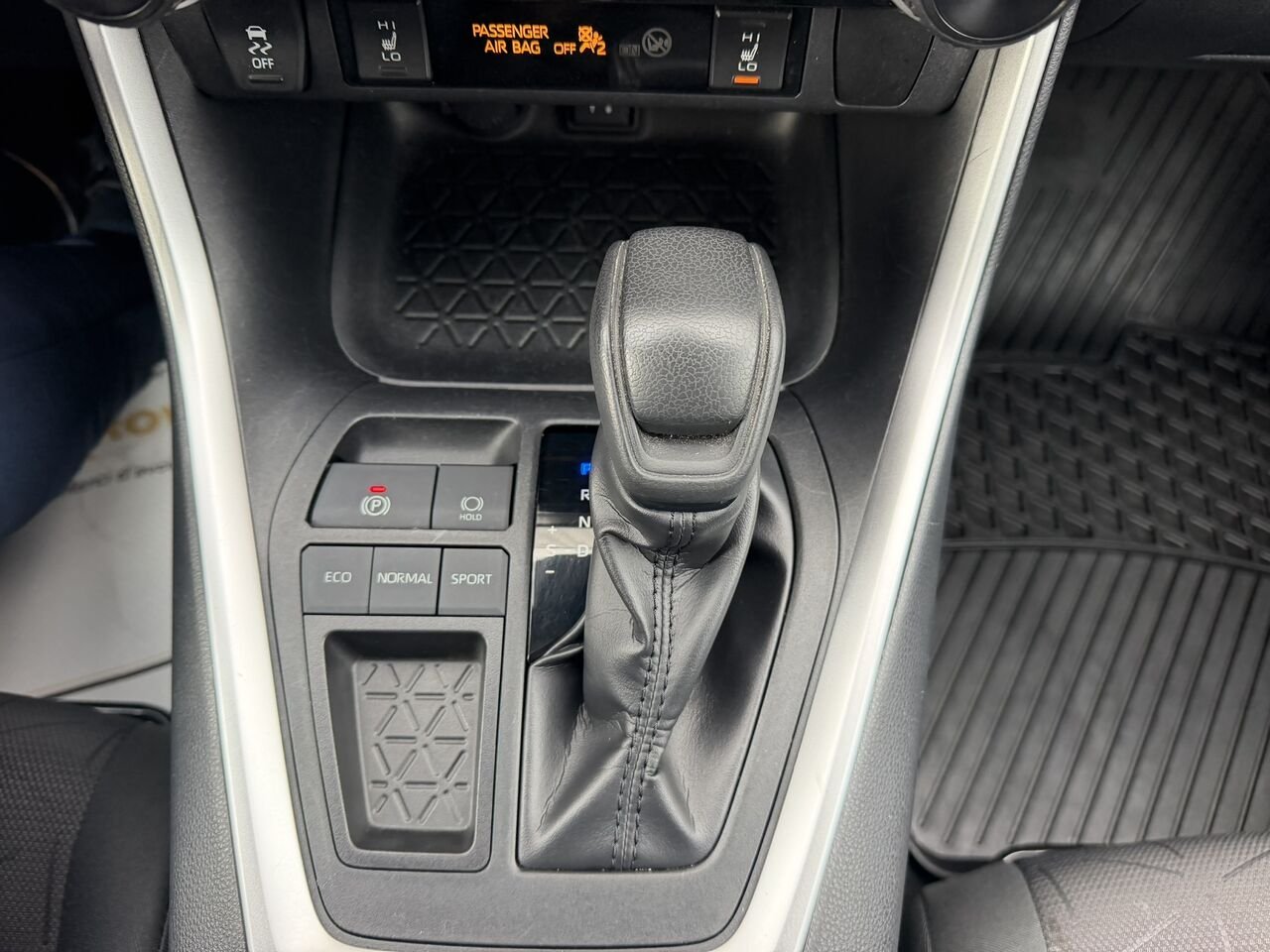 Toyota RAV4 LE 2019 Blanc Laval - photo #21