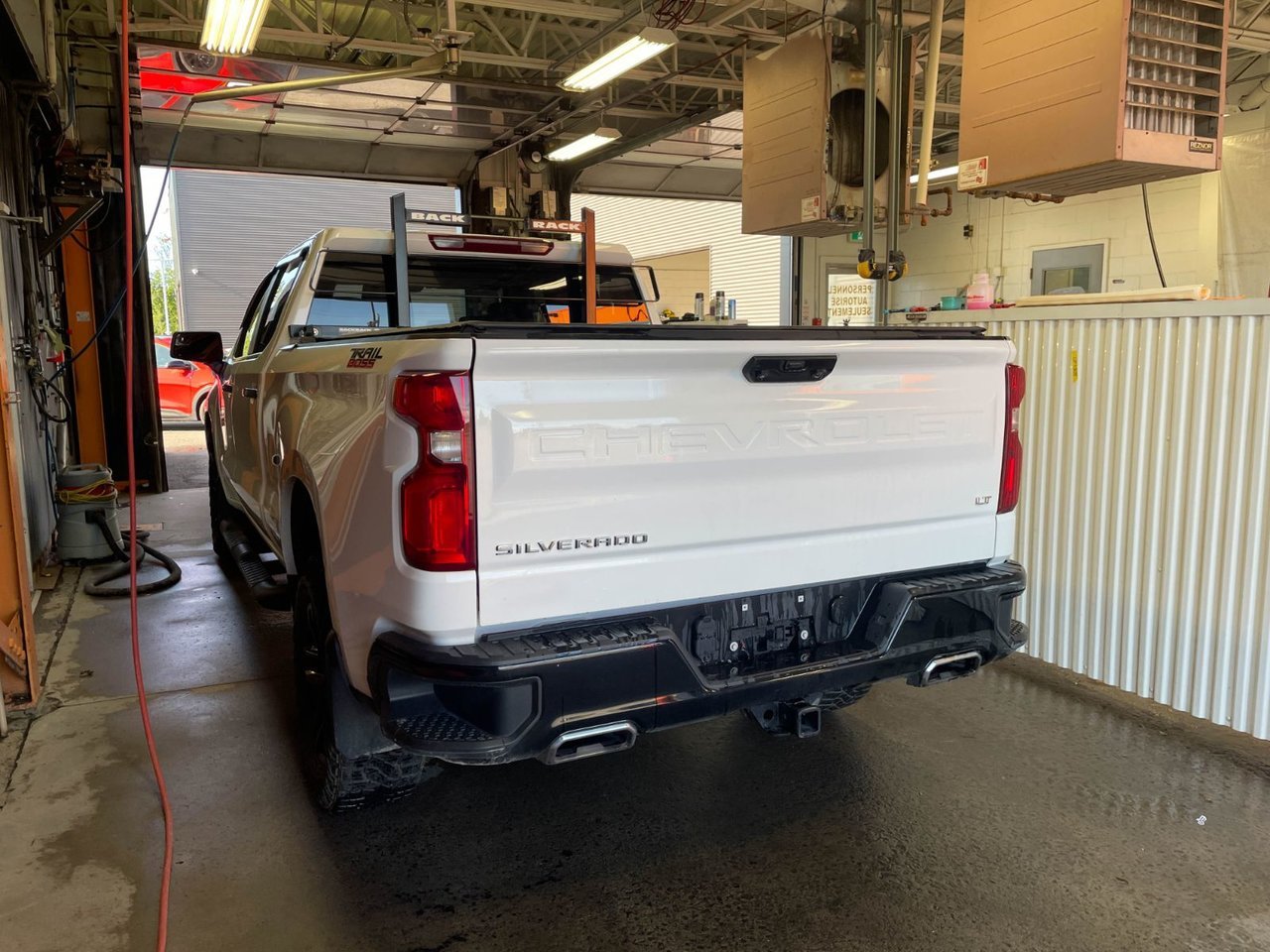 Chevrolet Silverado 1500 LT TRAIL BOSS CREW 4X4 V8 *NAV* SIÈGES CHAUFF BED 2023 Blanc Saint-Jérôme - photo #5