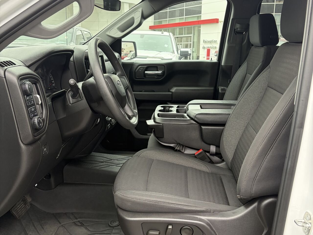 CHEVROLET SILVERADO K1500 CUSTOM Custom cabine multiplace 4RM 157 po 2024 Noir Gatineau - photo #2