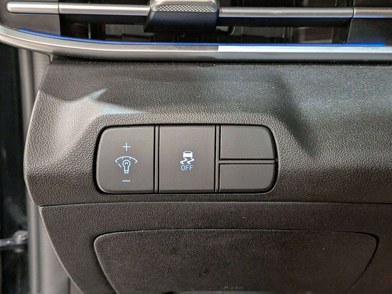 2025 Hyundai Elantra Preferred IVT w/Tech Pkg Black Val-David - photo #32