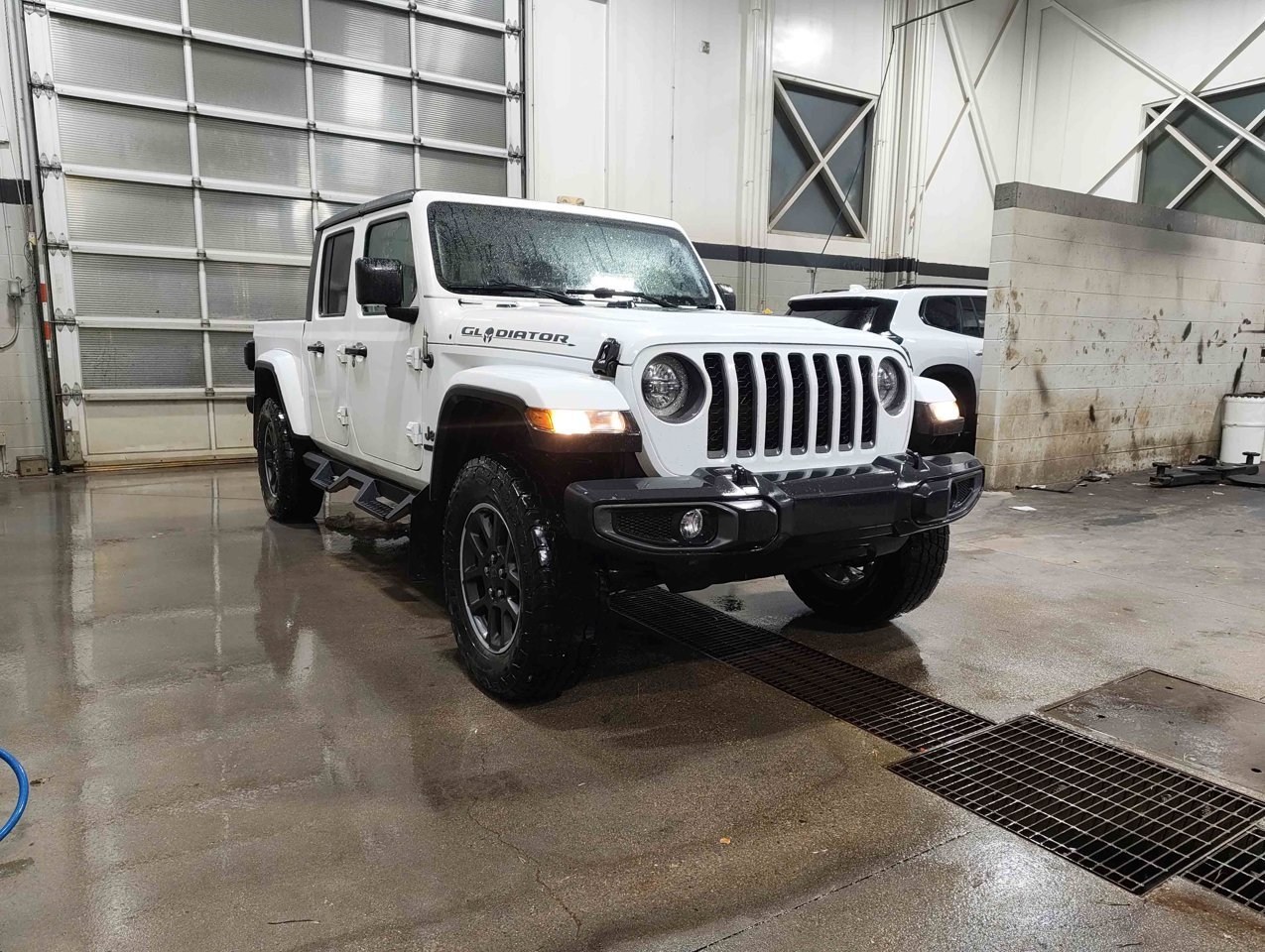 2021 Jeep Gladiator Sport 80th Anniversary 4x4 *Ltd Avail* White Sherwood Park - photo #2