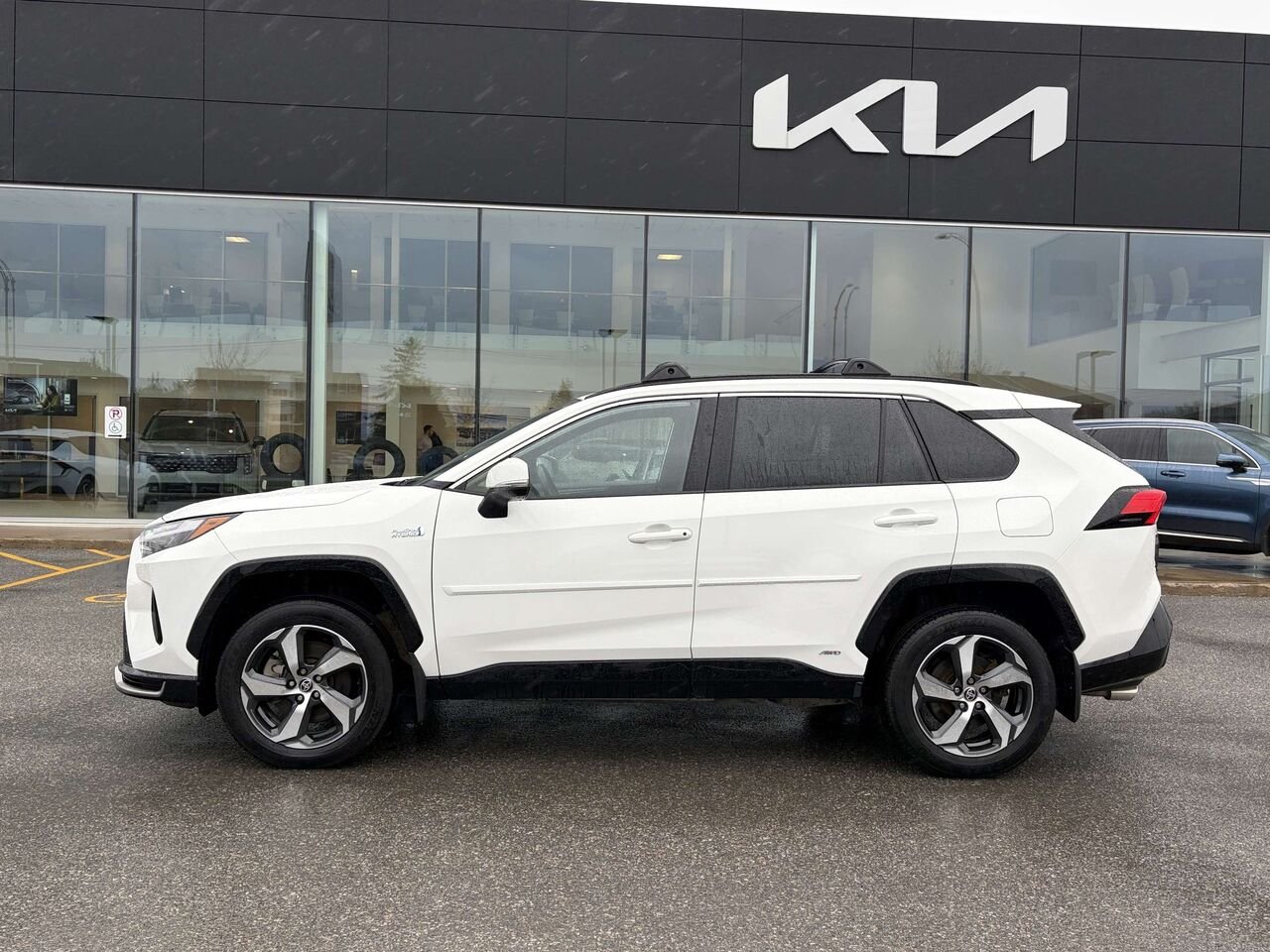 2024 Toyota RAV4 Prime White Gatineau - photo #2