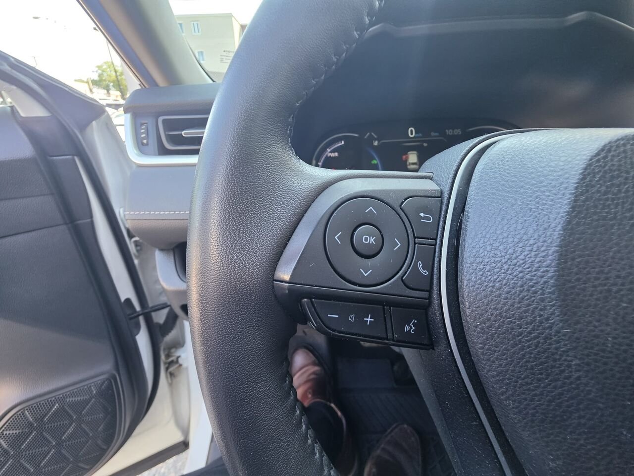 Toyota RAV4 XLE HYBRIDE 2023 Blanc Mont-Laurier - photo #18