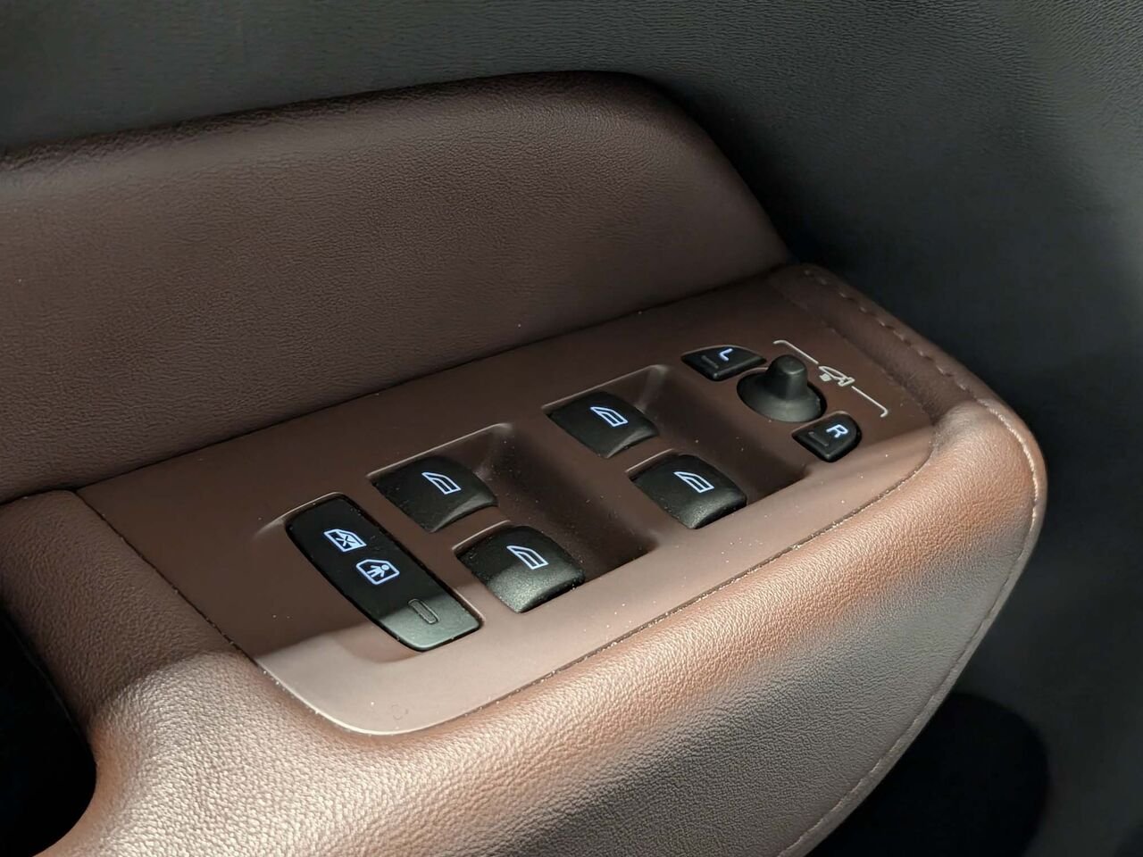 2023 VOLVO XC60 Ultimate Bright Theme AWD Toit Pano Sièges Chauffants Grey Sherbrooke - photo #24
