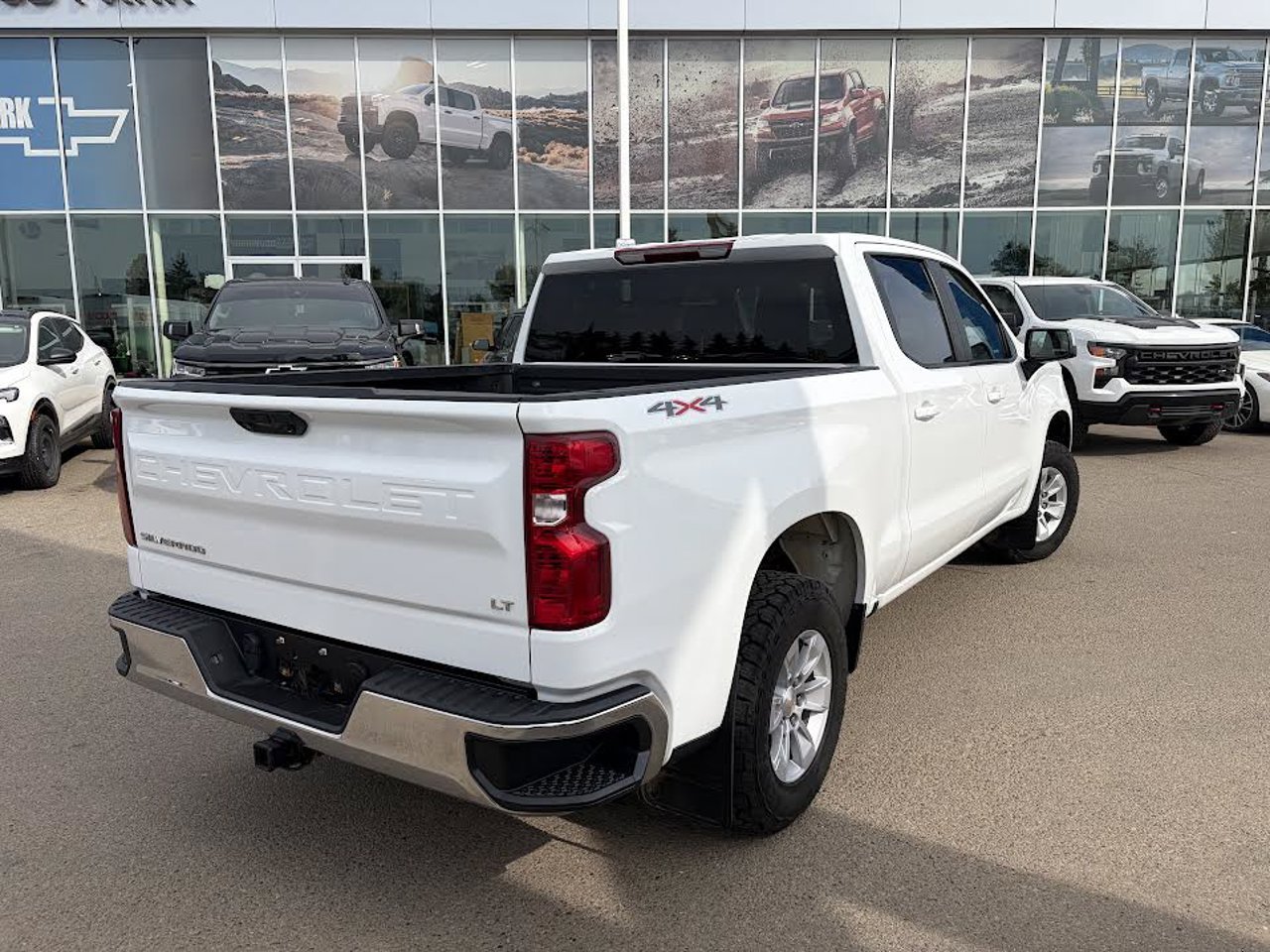 2023 Chevrolet Silverado 1500 4WD Crew Cab 147 LT White Sherwood Park - photo #4