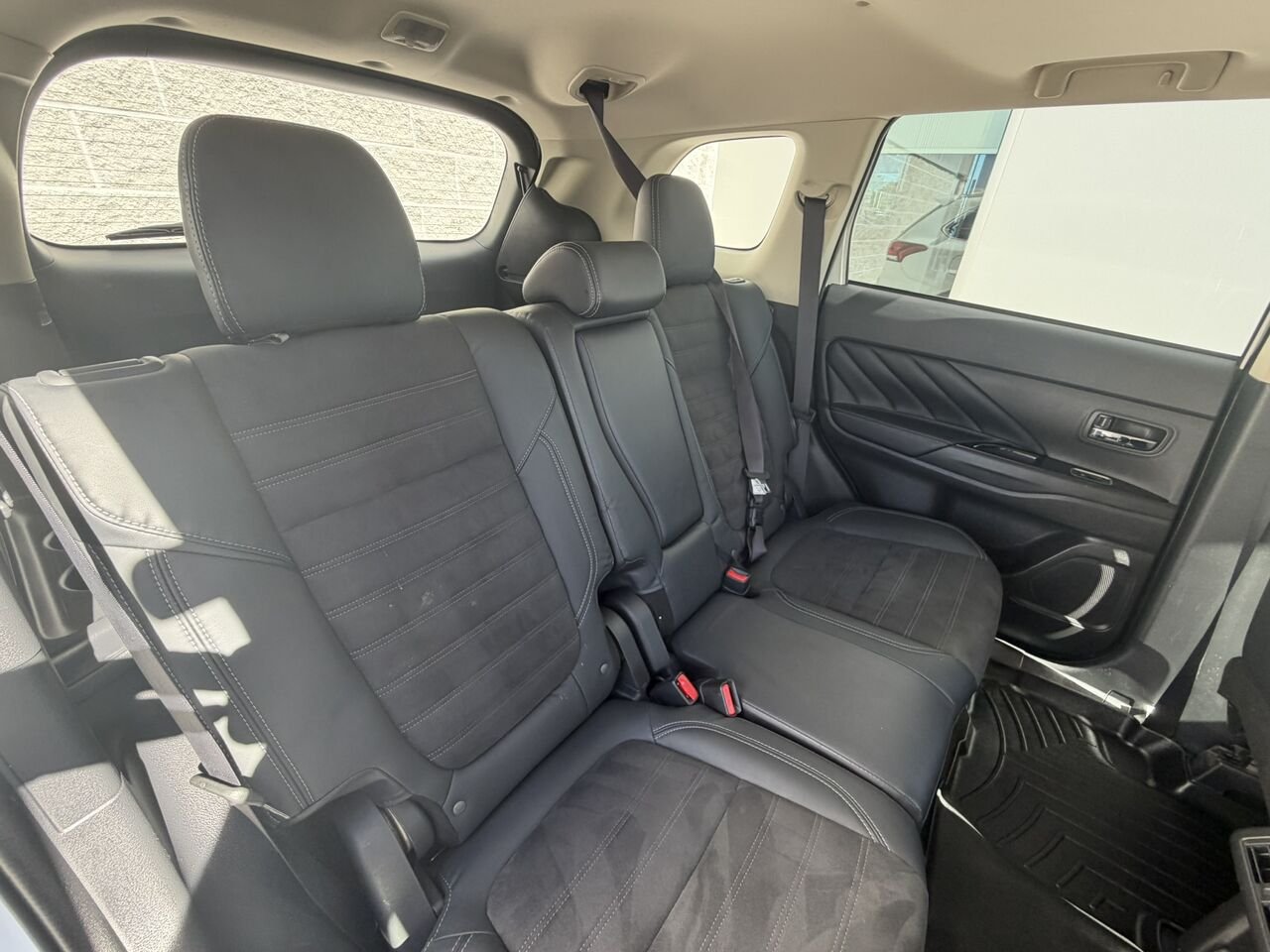 2020 Mitsubishi Outlander Plug-In Hybrid SE S-AWC Silver Laval - photo #6