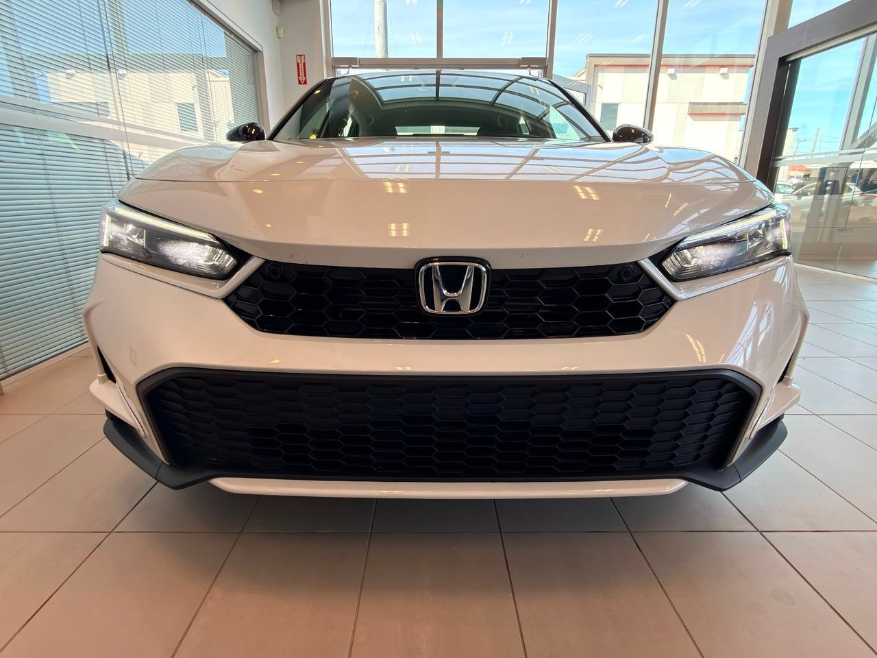 2025 Honda Civic Sedan Hybrid White Notre-Dame-des-Prairies - photo #5
