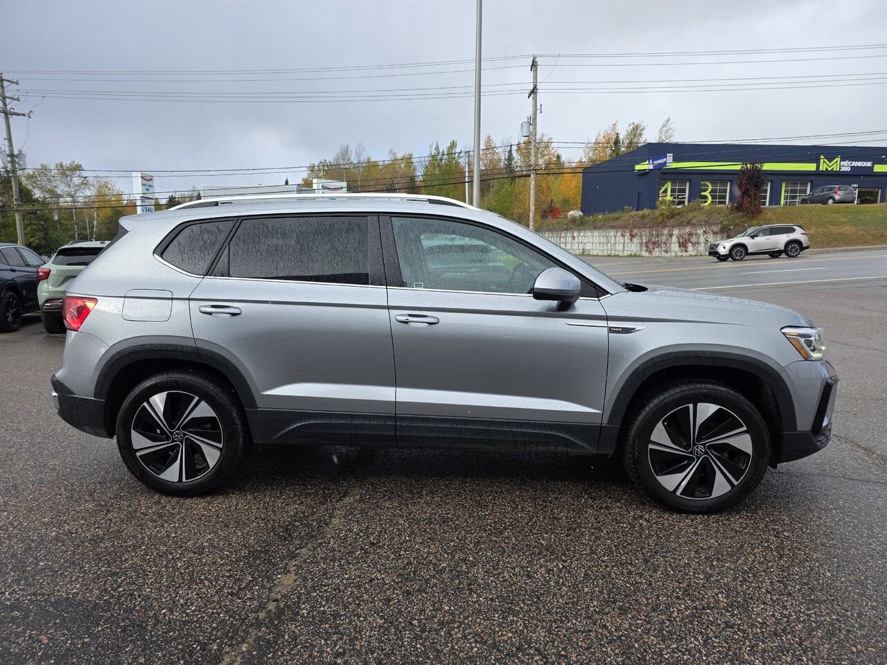 Volkswagen Taos Highline 4Motion 2024 Gris Mont-Laurier - photo #3