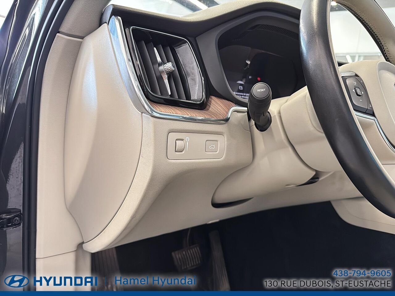 2022 Volvo XC60 Grey Saint-Eustache - photo #10