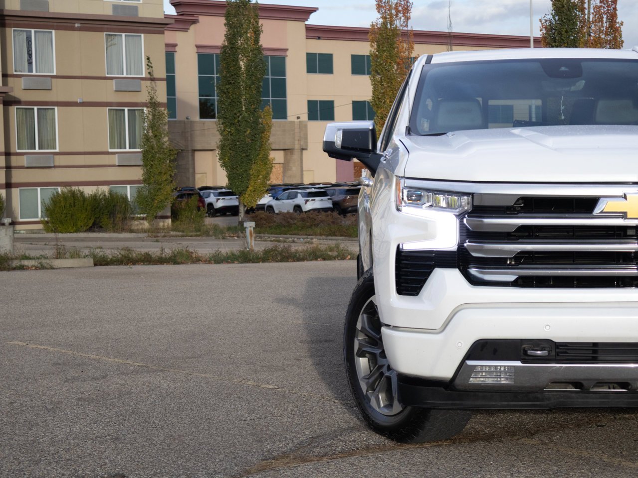 2024 Chevrolet Silverado 1500 4WD Crew Cab 147 High Country White Sherwood Park - photo #5