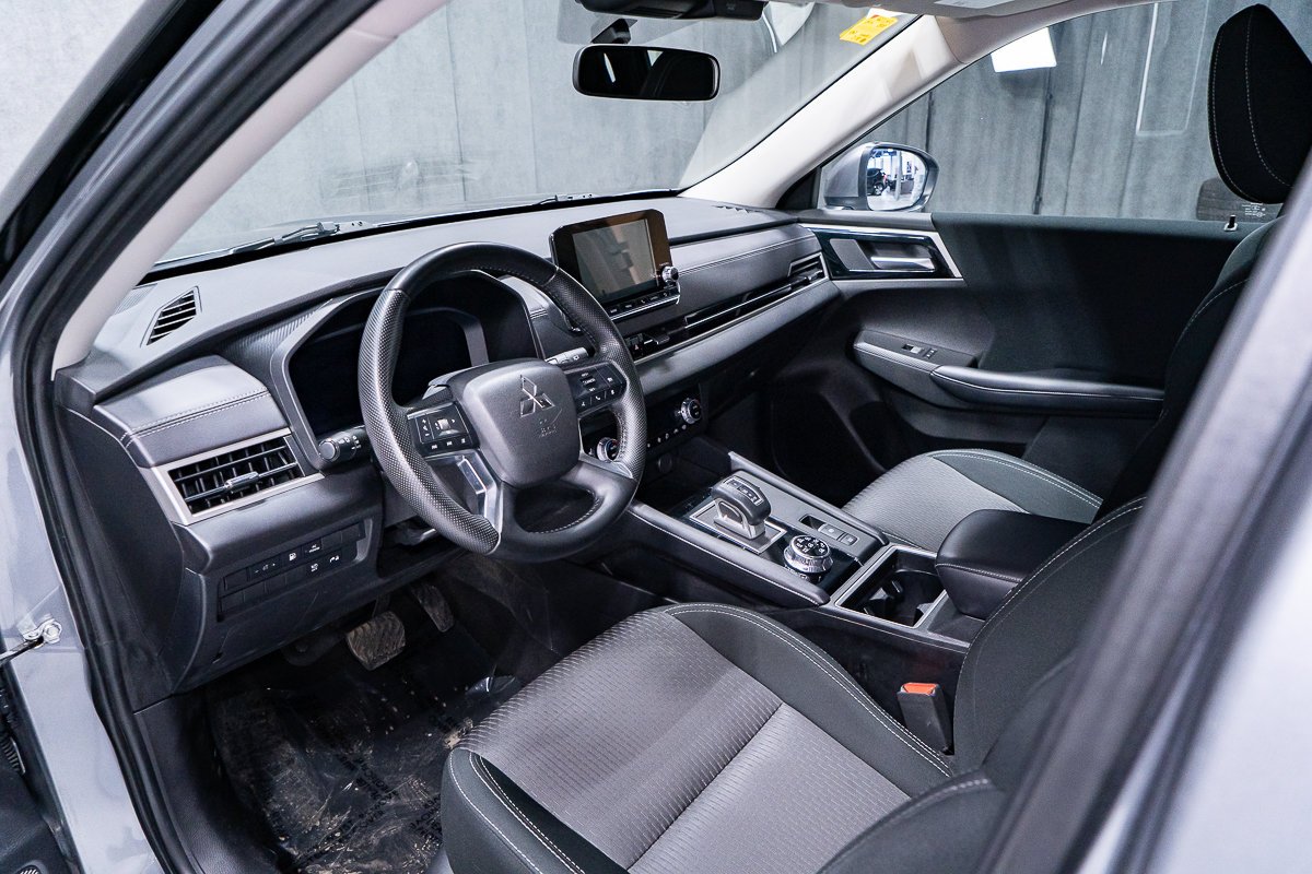 Mitsubishi Outlander PHEV ES PHEV S-AWC 7 PLACES CARPLAY 2023 Gris Montréal - photo #6