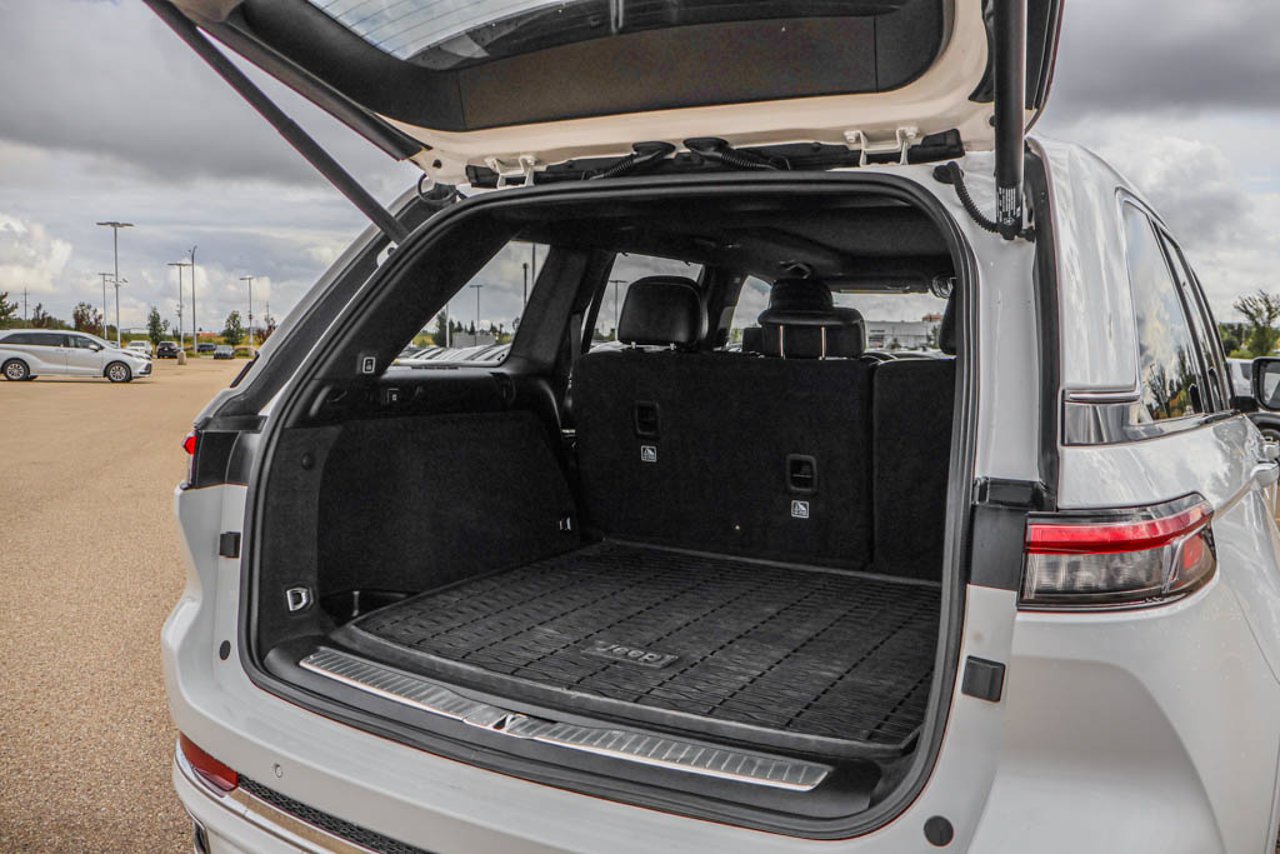 2023 Jeep Grand Cherokee Overland 4x4 White Sherwood Park - photo #7