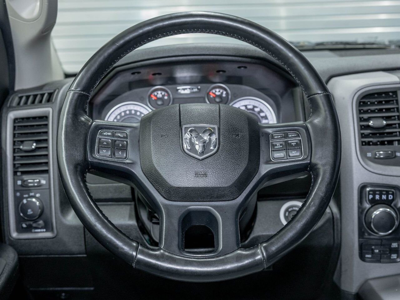 Ram 1500 Classic NIGHT CREW 4X4 V8 *SIÈGES CHAUFF* CARPLAY 3.92 2023 Noir Saint-Jérôme - photo #13