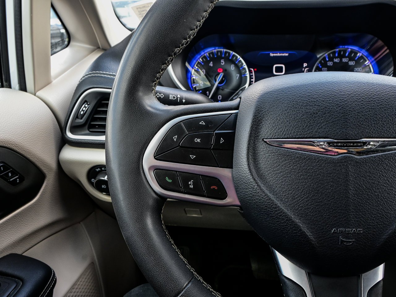 2023 Chrysler Pacifica Touring L AWD White Sherwood Park - photo #16