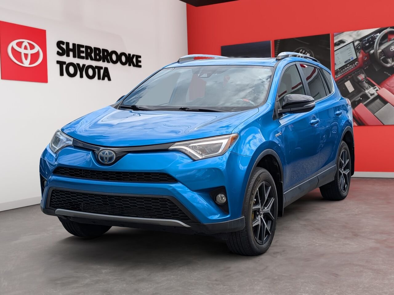 Toyota RAV4 Hybride SE/SIÈGES CHAUFFANTS/VOLANT CHAUFFANT/TOIT OUVRANT/AC/BLUETOOTH/CAMERA DE RECUL 2017 Bleu orage électrique Sherbrooke - photo #0