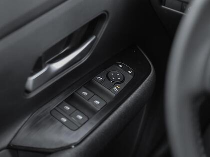 2026 Nissan Kicks Aspen White TriCoat/Super Black Blainville - photo #15