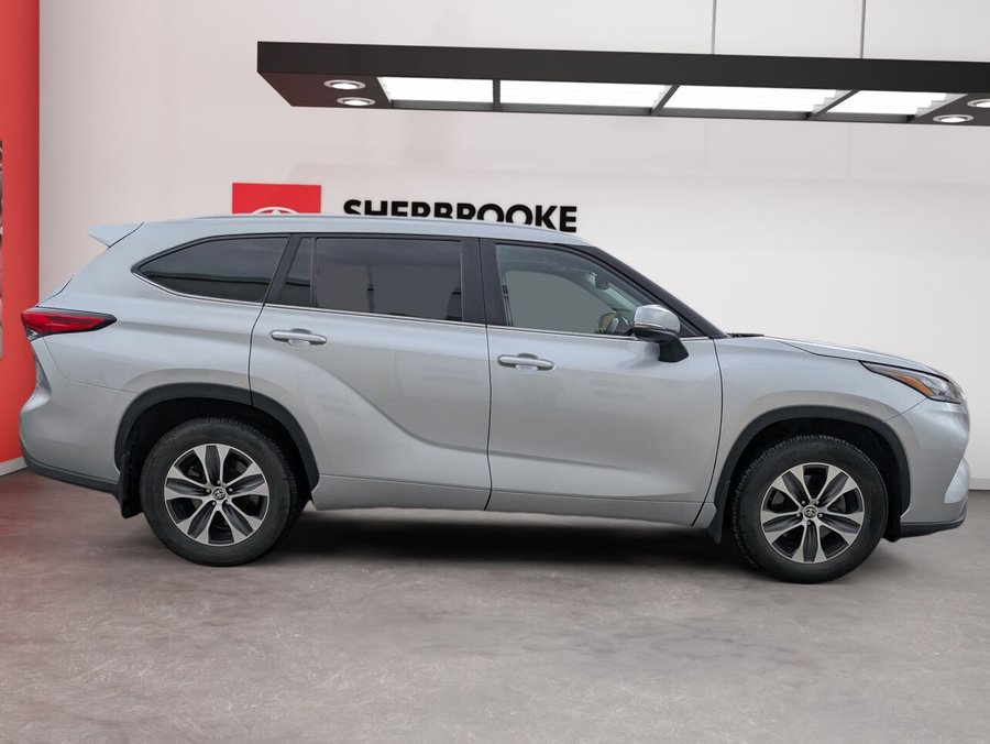 2023 Toyota Highlander XLE/AWD/SIÈGES CHAUFFANTS/VOLANT CHAUFFANT/TOIT OUVRANT/BLUETOOTH/AC BIZONE Silver