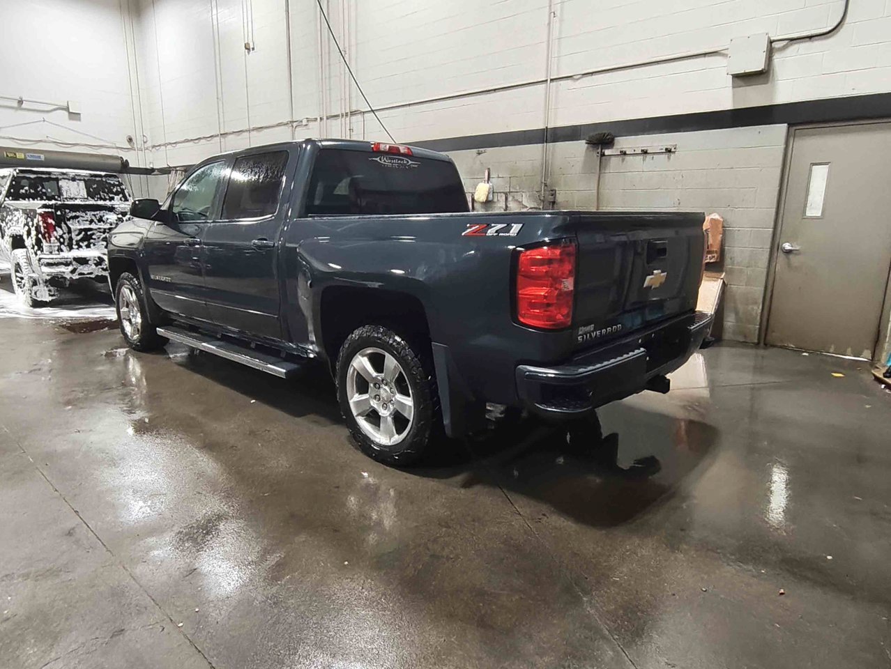 2018 Chevrolet Silverado 1500 4WD Crew Cab 143.5 LT w/2LT Grey Sherwood Park - photo #4